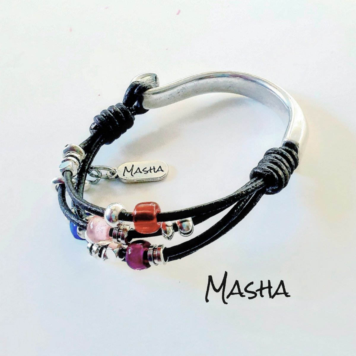 Pulsera en cuero y zamak con baño de plata.
#bisuteriaartesanal #zamak #zamakycuero #pulseras #jueves #abril2024