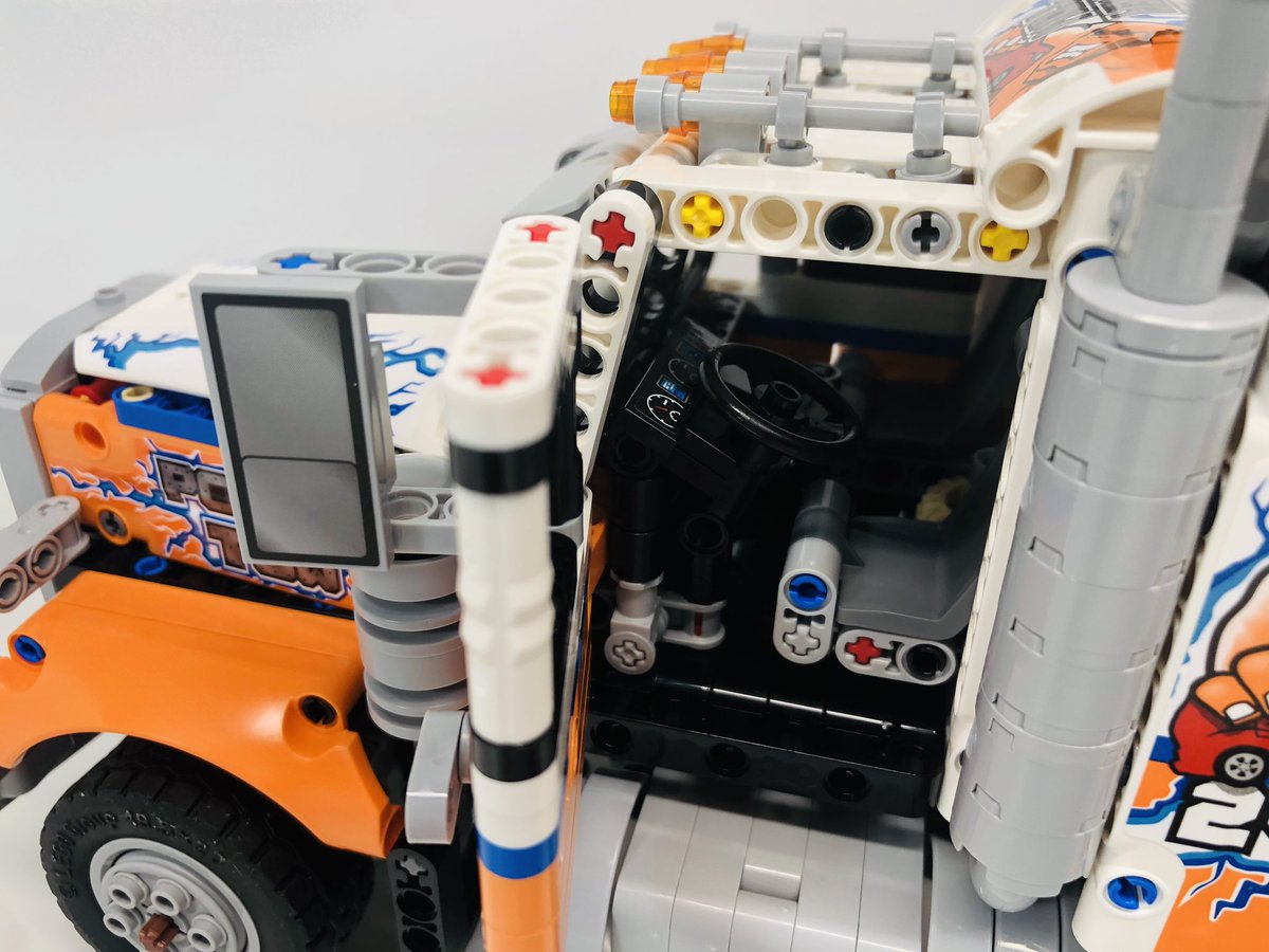 Pneumatic system works! Pretty sweet rig with all of the functionality built into it. Some motors and light kit would only make it better. Might do a stop motion video with this one #lego #technic #legotechnic #towtruck #truck