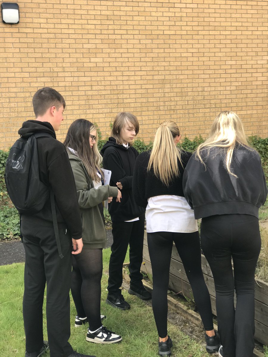 3A enjoying our Peace Garden. When the sun’s out we’re out 🪴 ☀️ 🙏 ⁦<a href="/stmargaretglas/">St Margaret Mary's Secondary School</a>⁩ ⁦<a href="/StmmssWA/">StMMSS Wider Achievement</a>⁩ ⁦<a href="/dywsmm/">St Margaret Mary’s Secondary DYW</a>⁩