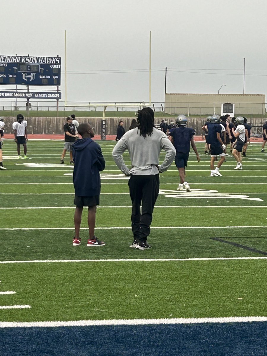 ⁦@Storm24Tx⁩ is ALWAYS mentoring, even when he doesn’t realize it! IYKYK 🙏 for all you do! ⁦@HendricksonFB⁩ ⁦@HawkNationHHS⁩ ⁦@HHS_hawknation⁩