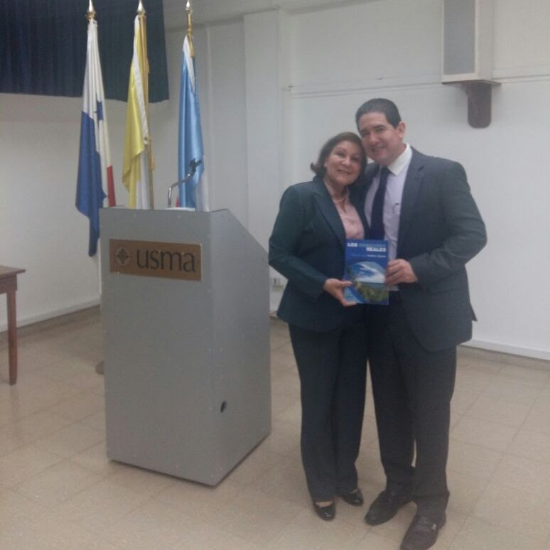Hoy celebrando el Día del Escritor Panameño, recuerdo con cariño la presentación de mi primer libro, Derechos Reales, que ahora forma parte de la cátedra de Derecho Civil  en la <a href="/USMApanama/">USMA Panamá</a> . 

¡Felicitaciones a todos los escritores panameños que comparten su talento y enriquecen