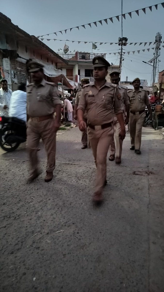 पुलिस अधीक्षक @santkabirnagpol के निर्देशन में आमजन में सुरक्षा तथा विश्वास की भावना उत्पन्न करने के दृष्टिगत थाना धर्मसिंहवा में सार्वजनिक स्थानों पर #Footpatrolling कर सुरक्षा के प्रति आश्वस्त किया गया तथा संदिग्ध वस्तुओं एवं व्यक्तियों की चेकिंग की गयी।