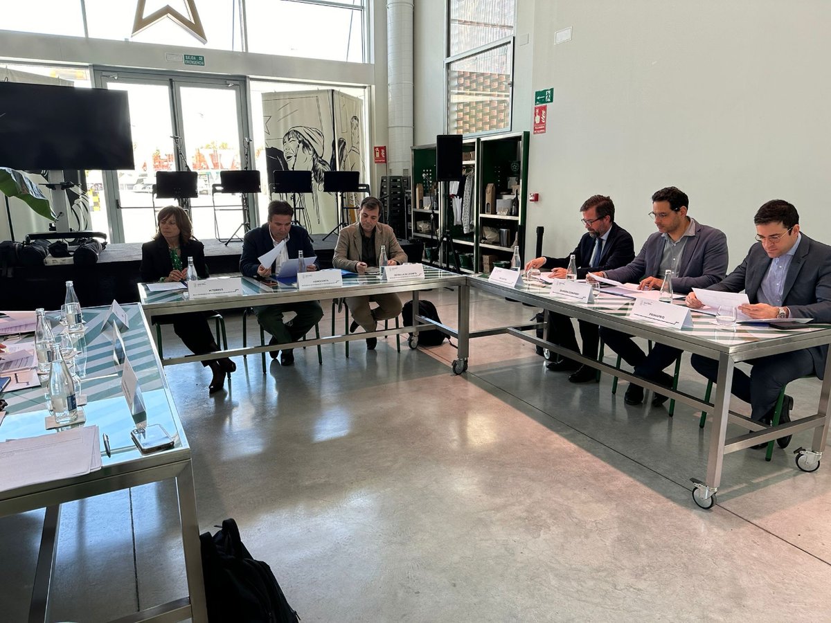 F_Isaacperal's tweet photo. ✔️Productiva reunión del patronato de la Fundación con importantes decisiones para el avance de nuestros proyectos y el progreso regional. Agradecemos a @estrellalevante por acogernos en su Sala de Catas para este encuentro. 

#fip #reuniónpatronato #regióndemurcia #innovación https://t.co/vYtKAXdz1P