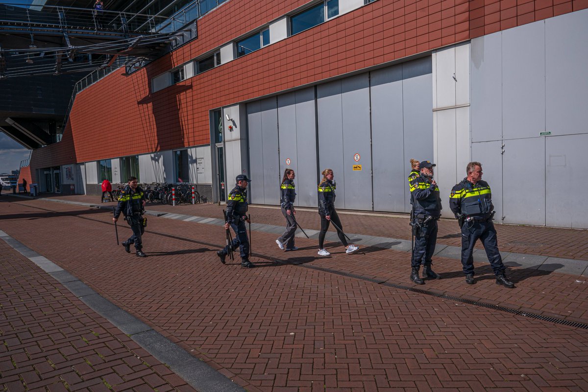 AMSTERDAM - BIMHUIS - Politie dreigde geweld in te zetten, men zei tegen blokkeerders eventueel pepperspray en een wapenstok te gebruiken bij de @NLRebellion  blokkade naar de #ING aandeelhouders vergadering. 

#demonstratierecht  #opgympen