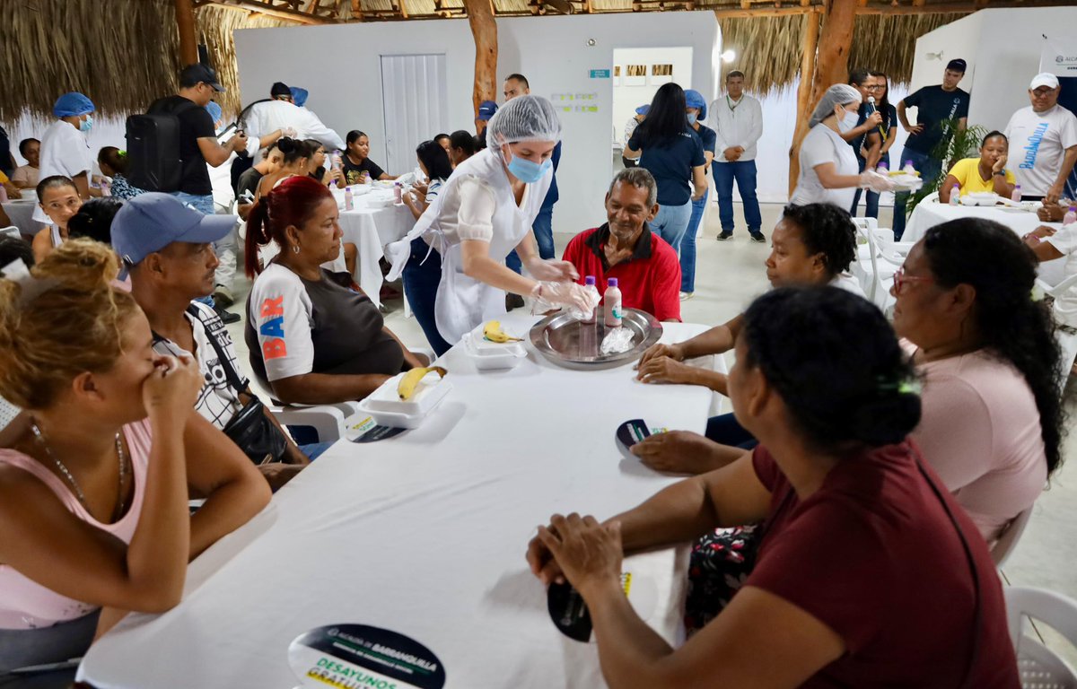 Con desayuno saludable y calientico, empieza el día para mi gente de Las Américas. Hoy arrancamos con esta maravillosa estrategia: 'Desayuno pa’ ti’, que dispone de 500 raciones diarias en este barrio, para que muchos tengan su primera comida del día asegurada. El menú de hoy…