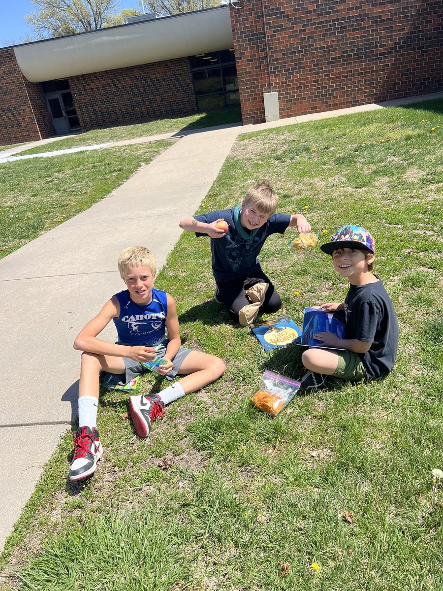 MrsKnust_'s tweet photo. We had so much fun with our book buddies doing a read and feed enjoying the sunshine. #mavericksmakeithappen  @MPS_Morton https://t.co/wSw9BuTnsB