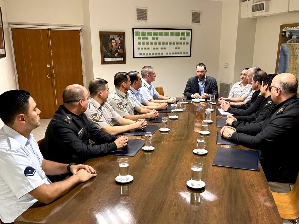 Esta mañana cerramos el viaje a Argentina con una muy buena reunión de coordinación y evaluación juntos a los agregados de las FFAA en este país. Avanzamos en asuntos relevantes para la defensa y las relaciones entre ambas naciones. 🤝🇨🇱🇦🇷