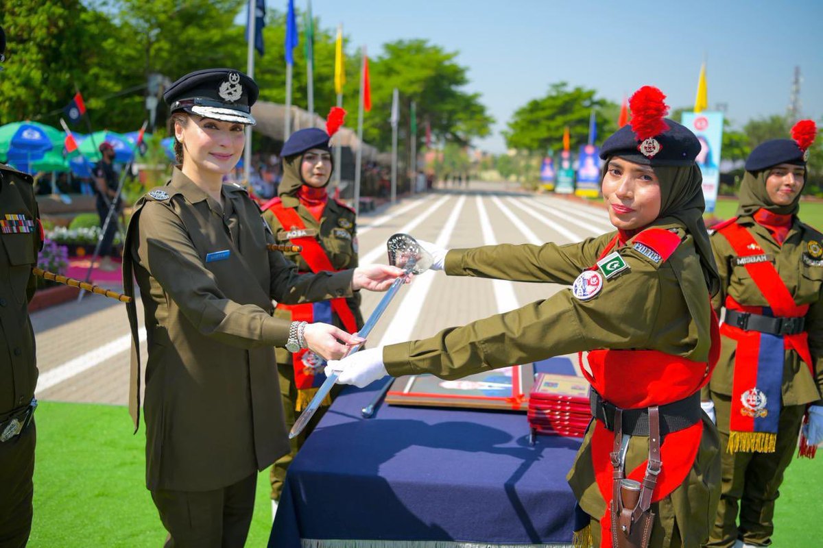 Proud to be presenting the first sword of honour to a young woman. Nothing makes me happier ❤️