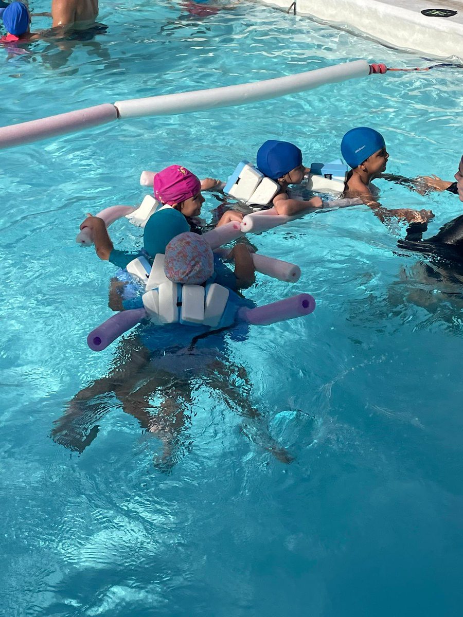 Sallemadrid's tweet photo. Avanza el curso y @LaSalleAntunez de @Sallemadrid nos cuenta una actividad, donde trabajan la natación como complemento al desarrollo psicomotor, en el artículo “EL AGUA COMO ESPACIO LÚDICO EN EL DESARROLLO PSICOMOTOR” #NCALaSalle https://t.co/GJ6caGC2dH #Gracias #MiraMásAllá https://t.co/jAbEU3s1xD