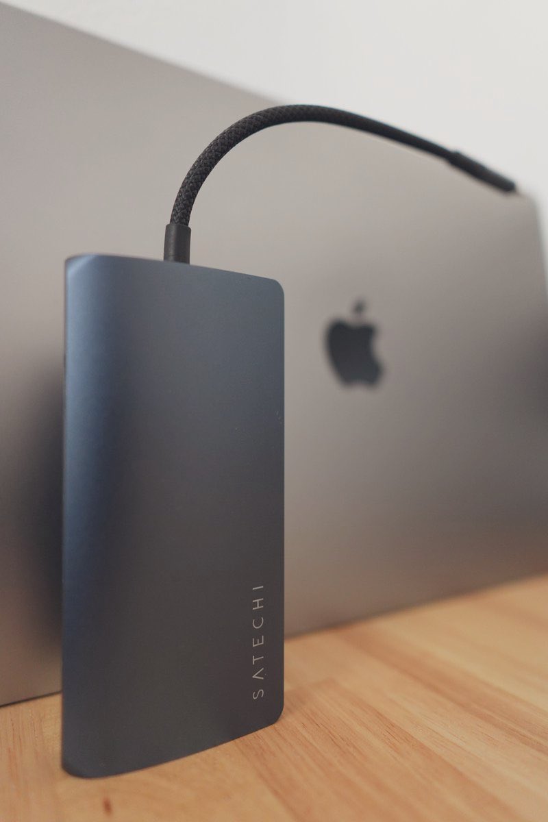 kd_dgnexus's tweet image. 先日 Satechiさんに提供いただいた新型USB-Cハブ「V3」をレビュー！

gkgknormal.com/satechi_hub_v3…

✔︎高クオリティ
✔︎タイプCポート×5
✔︎UHS-Ⅱ対応のSDカードリーダー
✔︎最大85WのPDポート

一躍僕のデスク周りの主役となりました！

#pr
#satechi
#お前らのpcデスク周り晒していけ 
#desksetup