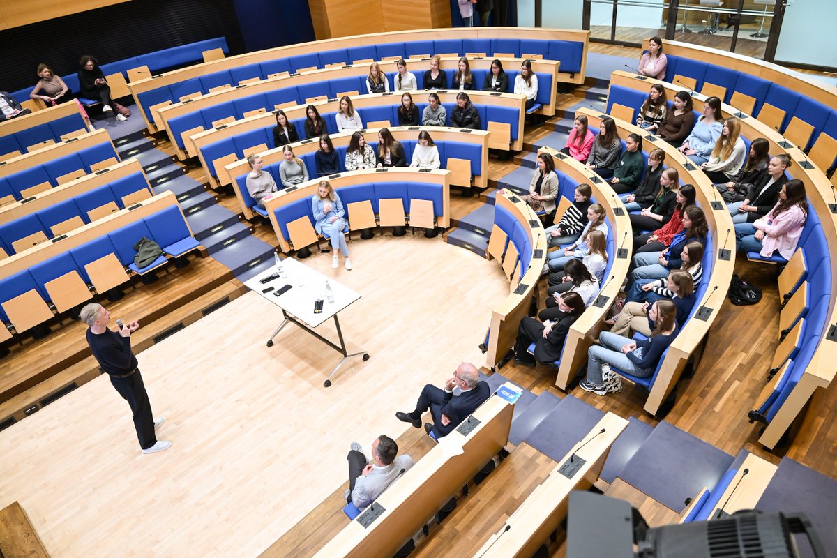 Frauen sind spitze – auch in der Spitzentechnologie! Rund 40 Mädchen haben zum #GirlsDay der @cducsubt & KAS den Weg nach Berlin gefunden, spannende Vorreiterinnen aus der Technologiebranche kennengelernt und den Bundestag erkundet. Danke für die Teilnahme! 📸: CDU/CSU-Fraktion