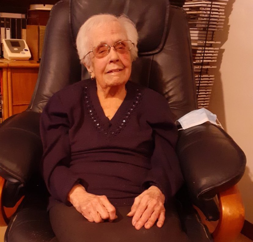 Ahir, el dia que complia 103 anys la Miquela París Cervera ens va deixar.  És una de les noies que celebra la victòria del Front d’Esquerres a Banyoles el febrer del 1936 en una foto icònica .🧵👉🏻🗞️ elpuntavui.cat/politica/artic…