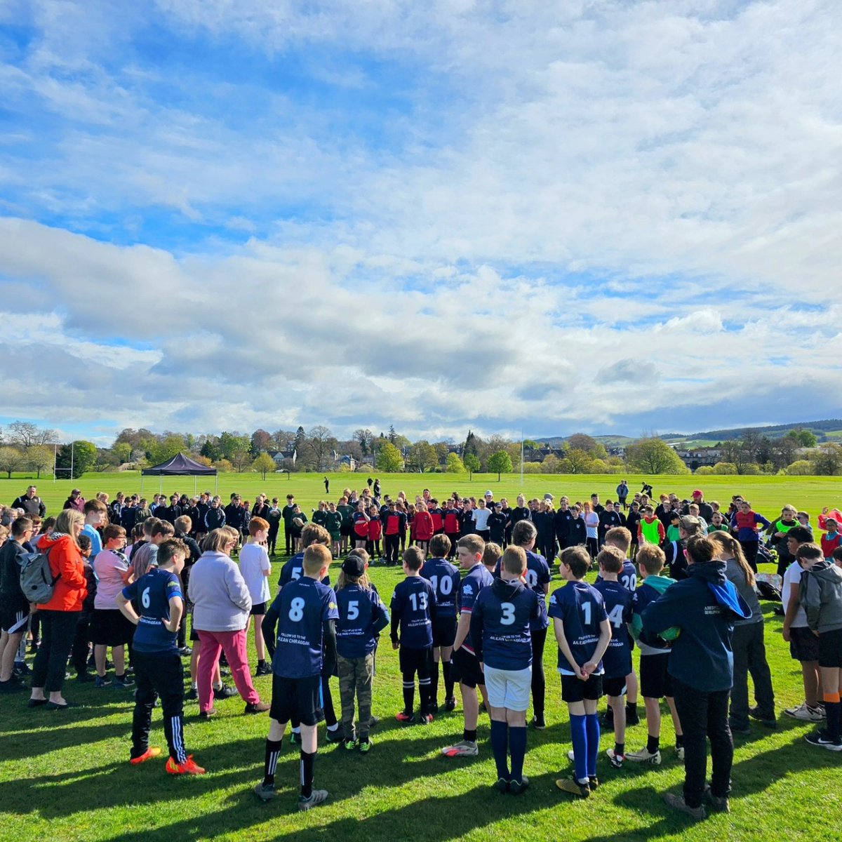 📸 P7 TOUCH RUGBY TOURNAMENT 'Highland Perthshire All-Stars' did brilliantly this morning at @PerthshireRugby's P7 touch tournament. Huge thanks to Eilidh and Aberfeldy RFC! @BreadalbaneAcad @PitlochrySchool @Grandtullyps @KenmorePS @RoyalDunkeldPS @GlenlyonP1_7