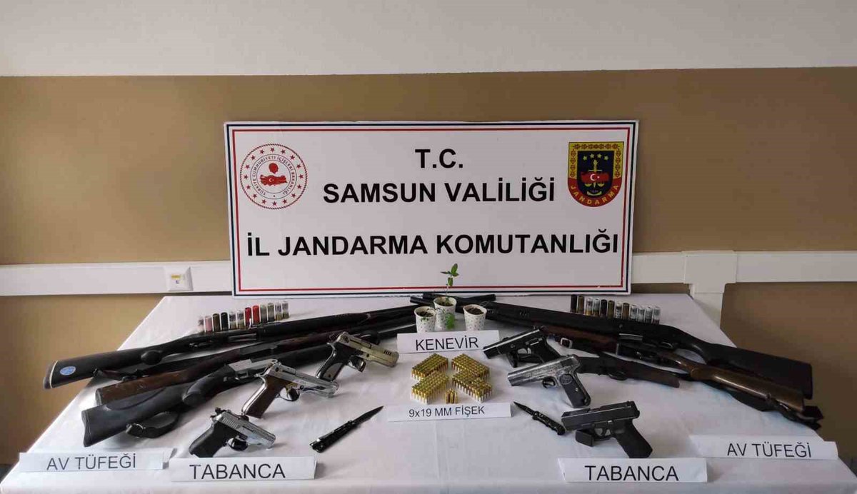 Jandarmadan Si̇lah Ve Mühi̇mmat Operasyonu Samsun’da jandarma ekipleri tarafından silah ve mühimmat operasyonu düzenlendi.Edinilen bilgiye göre, Samsun’un Ayvacık ilçesinde İl Jandarma Komutanlığı İstihbarat Şube Müdürlüğü, Kaçakçılık ve Organize Suçlarla Şube Müdürlüğü...