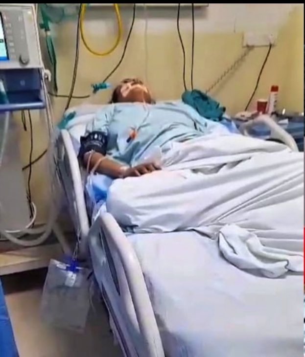 Incognito_qfs's tweet photo. Harshada used to play PUBG with Md Fuzail.

She ran away from home. She converted & became Zeenat Fatima to marry Md Fuzail.

Then one day Fuzail and his family members played PUBG with Harshada in real life. This time Harshada was alone & in different team.

Now doctors in hospital are trying to revive her.

No sympathy for people who leave their parents for Muslins.