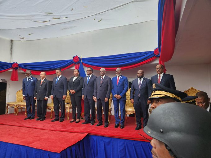 Bajo extremas medidas seguridad se instala nuevo gobierno Haití. resumenfinaldigital.com/2024/04/25/baj…