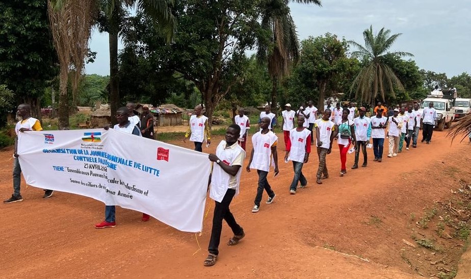 MENTOR community health workers marching in Alindao, Central African Republic on World Malaria Day, distributing information and playing games to raise awareness of #malaria. Support by @FCDOGovUK #WorldMalariaDay #EndMalaria #CommunityHealthWorkers🦟