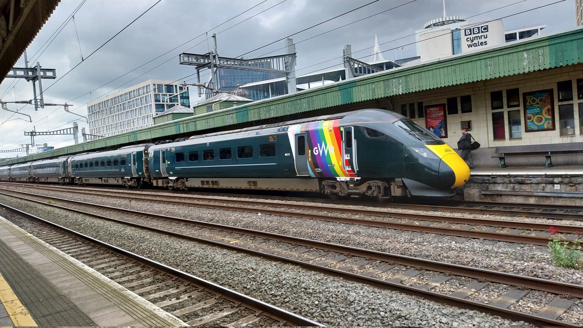 800008+800005 arrive into Cardiff Central with 1L22 to London Paddington