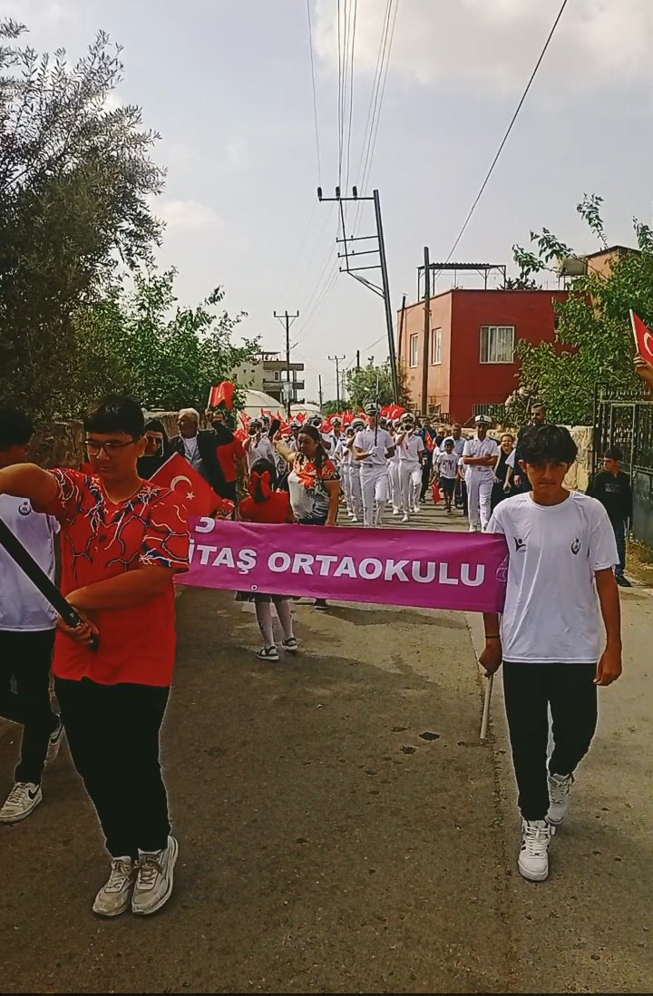 DikilitasMersin's tweet photo. Tören bitimi Mersin Deniz Ticaret Odası MTAL öğrencilerinden oluşan bando takımı ile okulca köyümüzü büyük bir coşku içinde turladık. Bu çok özel günde bizi yalnız bırakmayan Mersin Deniz Ticaret Odası MTAL ailesine sonsuz teşekkürlerimizle. 🙏🏻🇹🇷🇹🇷🇹🇷🇹🇷🇹🇷  @mdtomtal @hinacaroglu https://t.co/9Kfnkqw7hx