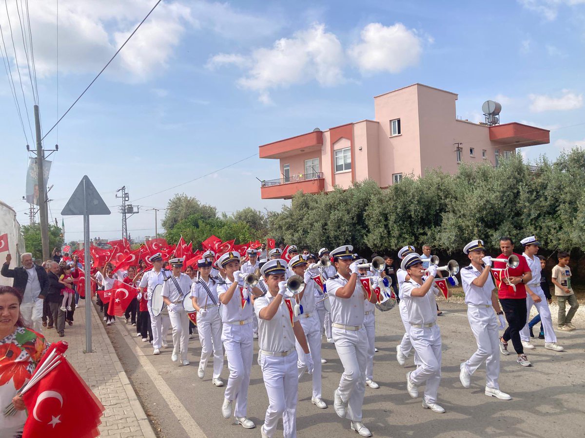 DikilitasMersin's tweet photo. Tören bitimi Mersin Deniz Ticaret Odası MTAL öğrencilerinden oluşan bando takımı ile okulca köyümüzü büyük bir coşku içinde turladık. Bu çok özel günde bizi yalnız bırakmayan Mersin Deniz Ticaret Odası MTAL ailesine sonsuz teşekkürlerimizle. 🙏🏻🇹🇷🇹🇷🇹🇷🇹🇷🇹🇷  @mdtomtal @hinacaroglu https://t.co/9Kfnkqw7hx