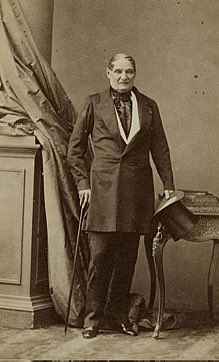Jérôme Bonaparte - frère cadet de Napoléon Ier, Roi de Westphalie, ici photographié dans les années 1850, à la soixantaine. 

Ce visage vieillissant se situe à la charnière de deux âges. Un contemporain à la fois de la Révolution et de la photographie au daguerréotype, qui nous