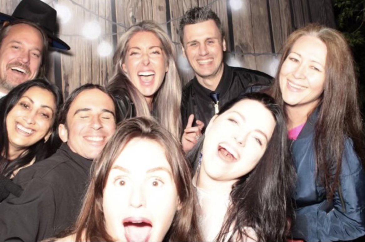 Evan_Chile's tweet image. Amy en el matrimonio de Beth👰‍♀️🍾