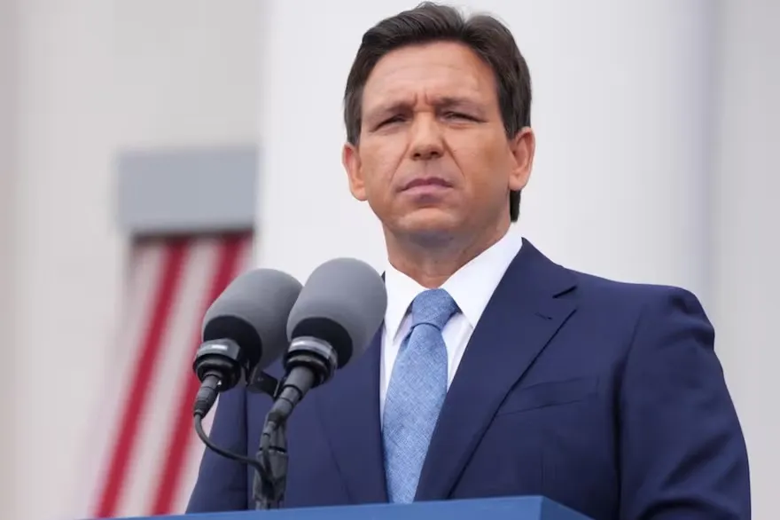 El gobernador de Florida, Ron DeSantis, sumó sus comentarios a la discusión por la guerra entre Israel y la organización terrorista Hamas e instó a las universidades de Florida a expulsar a las personas que acosen a estudiantes judíos, en una conferencia de prensa en Palm Beach.