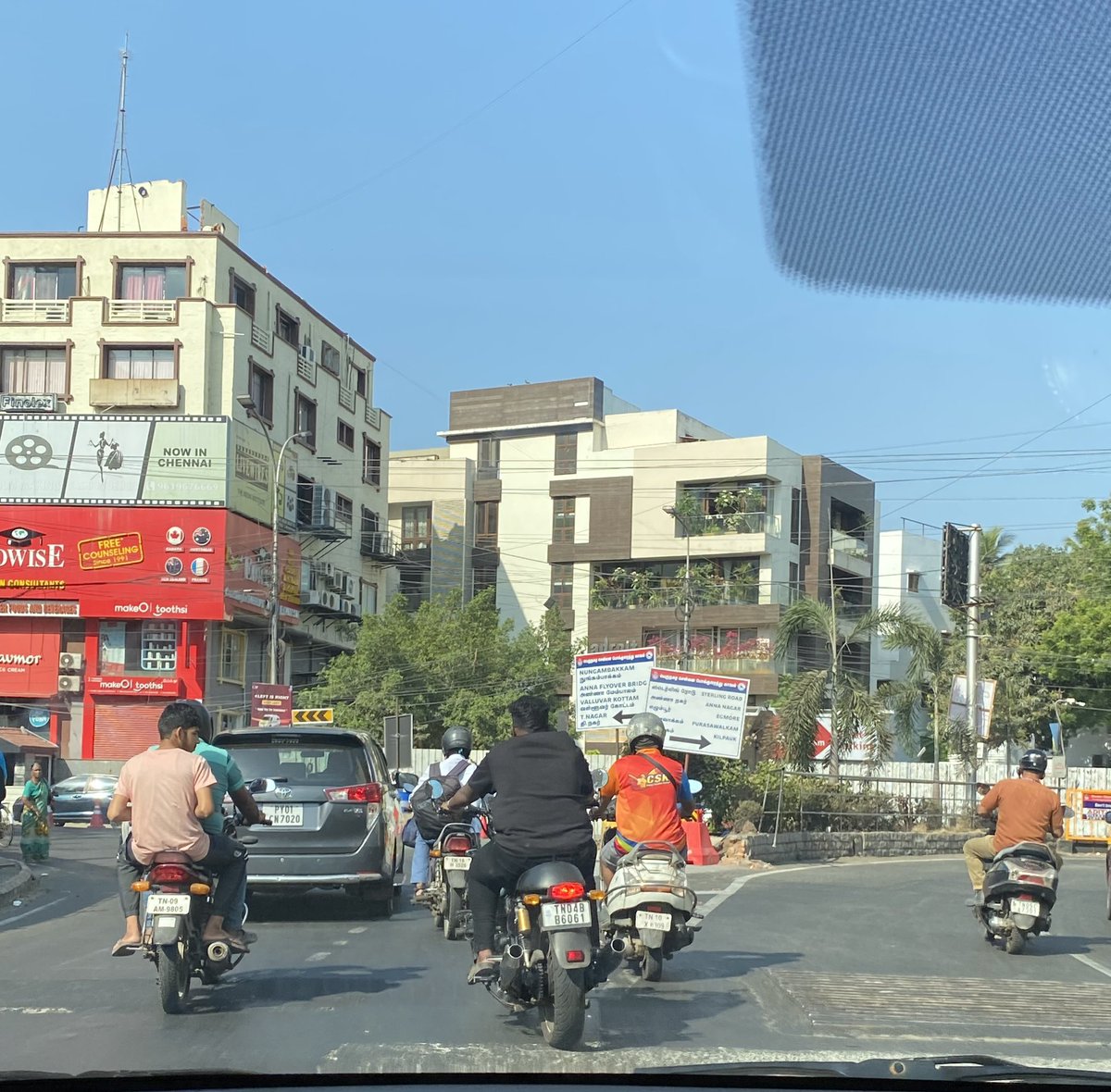 @ChennaiTraffic 

Pillion / Rider not wearing helmet 

TN 04 BB 6061 and TN 09 AM 9805
Apr 24th 2024 8:35 am

Haddows Road

Nungambakkam 

Pic shot by passenger