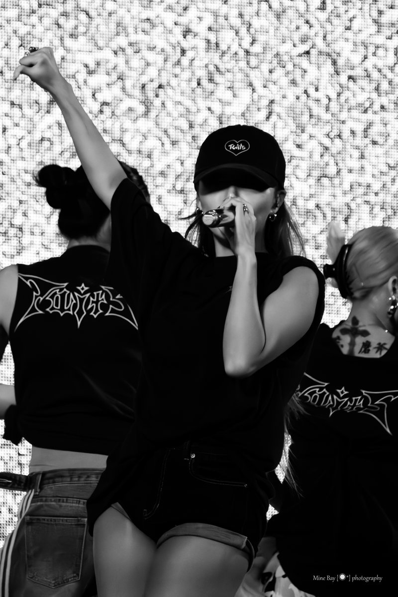 Mine_bay99's tweet photo. HWASA the 1st FANCON TOUR [Twits] in Seoul

#MAMAMOO #HWASA #마마무 #화사 https://t.co/rbDL5HSLV8
