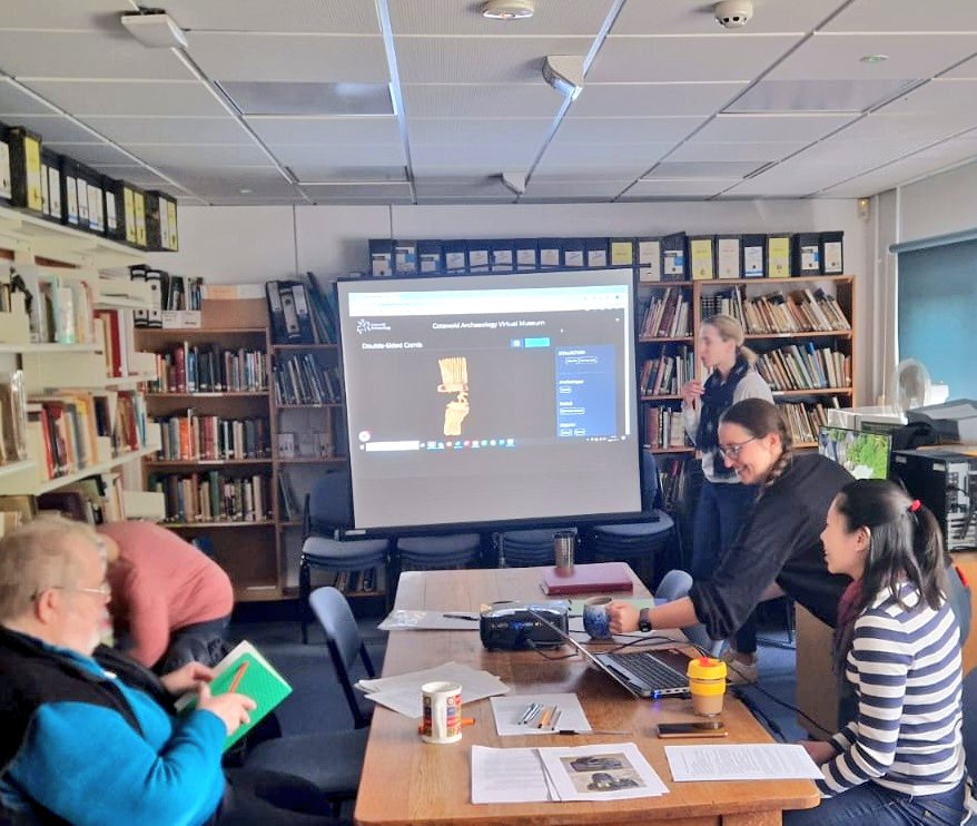 Senior Illustrator @LZSou has been teaching staff and volunteers @OxMuseumService beyond the basics of photogrammetry today, from lighting finds to tweaking models in #Sketchfab to look their best! We look forward to seeing more 3D models from you all 😄