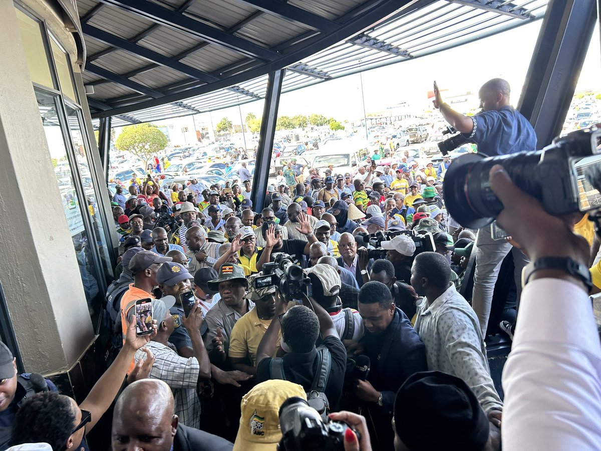 President Thabo Mbeki is currently at Jabulani Mall in Soweto, alongside ANC Gauteng Provincial Chairperson Cde Panyaza Lesufi, actively engaging with residents. #LetsDoMoreTogether #VoteANC 🖤💚💛