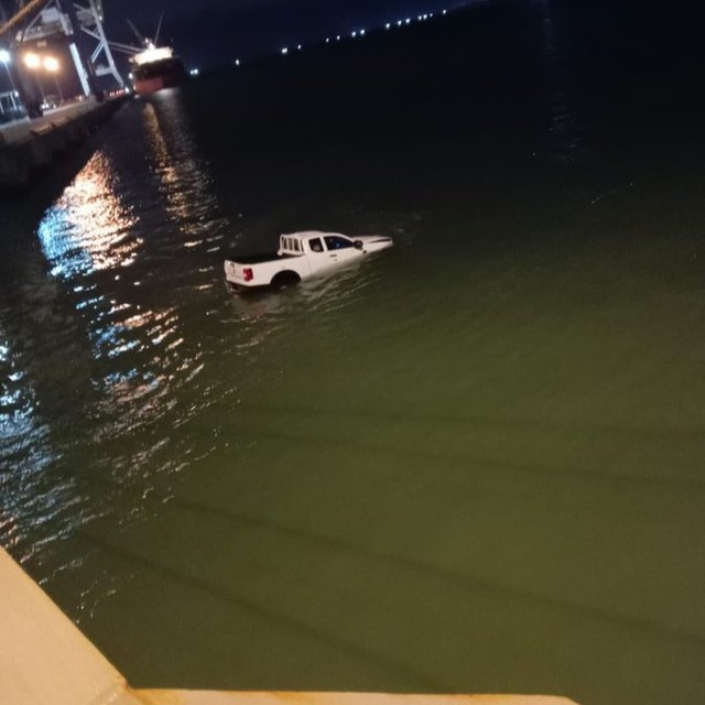 In a tragic accident, a 32 year old woman employed at a Gqeberha harbor drowned early Thursday morning. Reports indicate that while she was driving a Ford Ranger onto a vessel at the vehicle terminal, she suddenly accelerated, hitting a barrier and plunging into water .