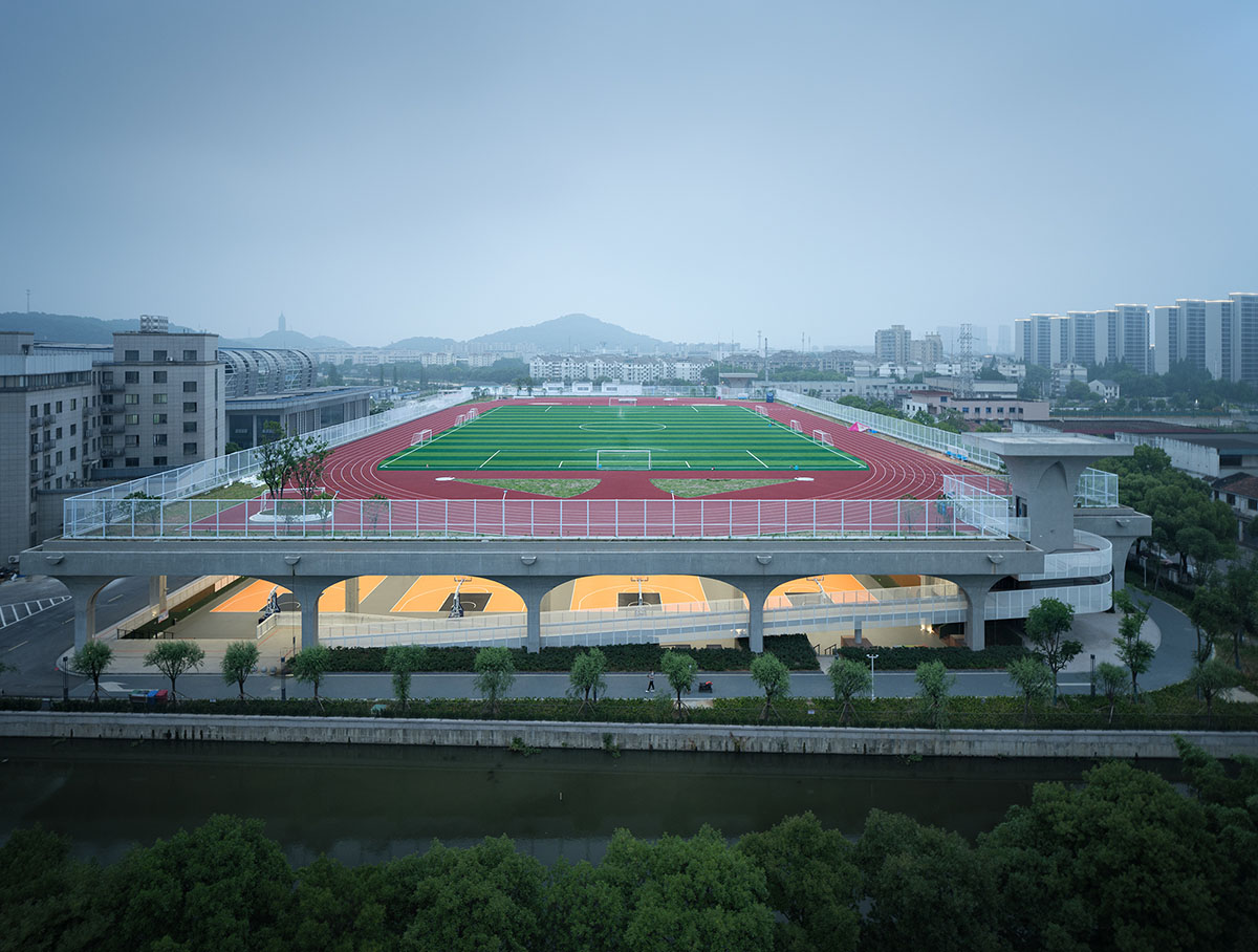 UAD creates sports field with elevated floor encouraging users to move and interact freely in China: worldarchitecture.org/architecture-n… #china #architecture