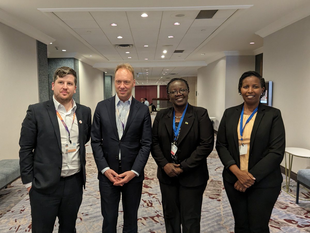 On the sidelines of the #INC4 Global Plastics Treaty negotiations in Ottawa, Minister @MujaJeanne and DG @Juliet_Kabera met with @Unilever CEO Hein Schumacher to share Rwanda's efforts to #BeatPlasticPollution and areas of cooperation. #GreenRwanda🇷🇼🌿