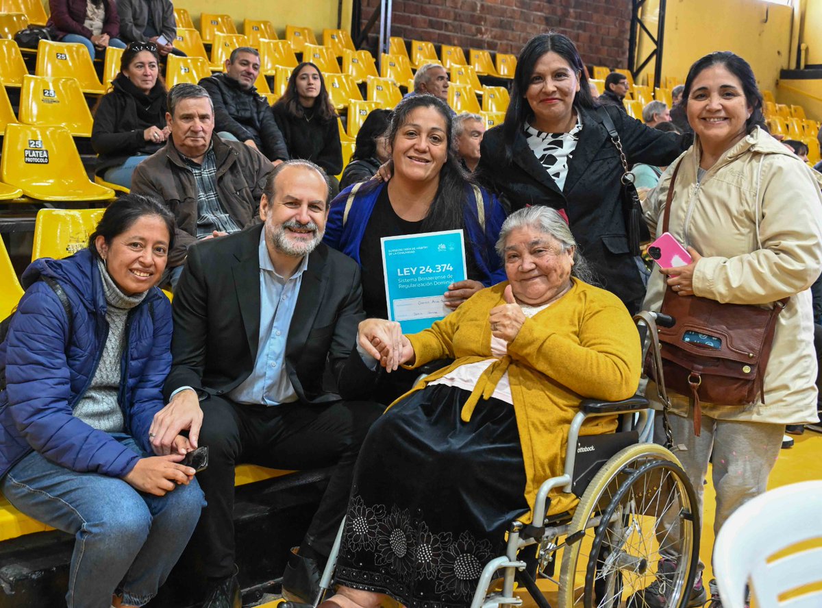 #AlAire  Rubén Pascolini, titular en <a href="/SubseHabitatBA/">Subsecretaría de Hábitat de la Comunidad</a>, para contarnos detalles del acto del lunes pasado en conjunto con <a href="/MunicipioBahia/">Municipio Bahía Blanca</a> y con la presencia de <a href="/fsusbielles/">Federico Susbielles</a>, para la firma y entrega de más de 500 escrituras y 24 boletos de compraventa. 

📻 <a href="/BahiaNacional/">NacionalBahíaBlanca</a>, tu radio.