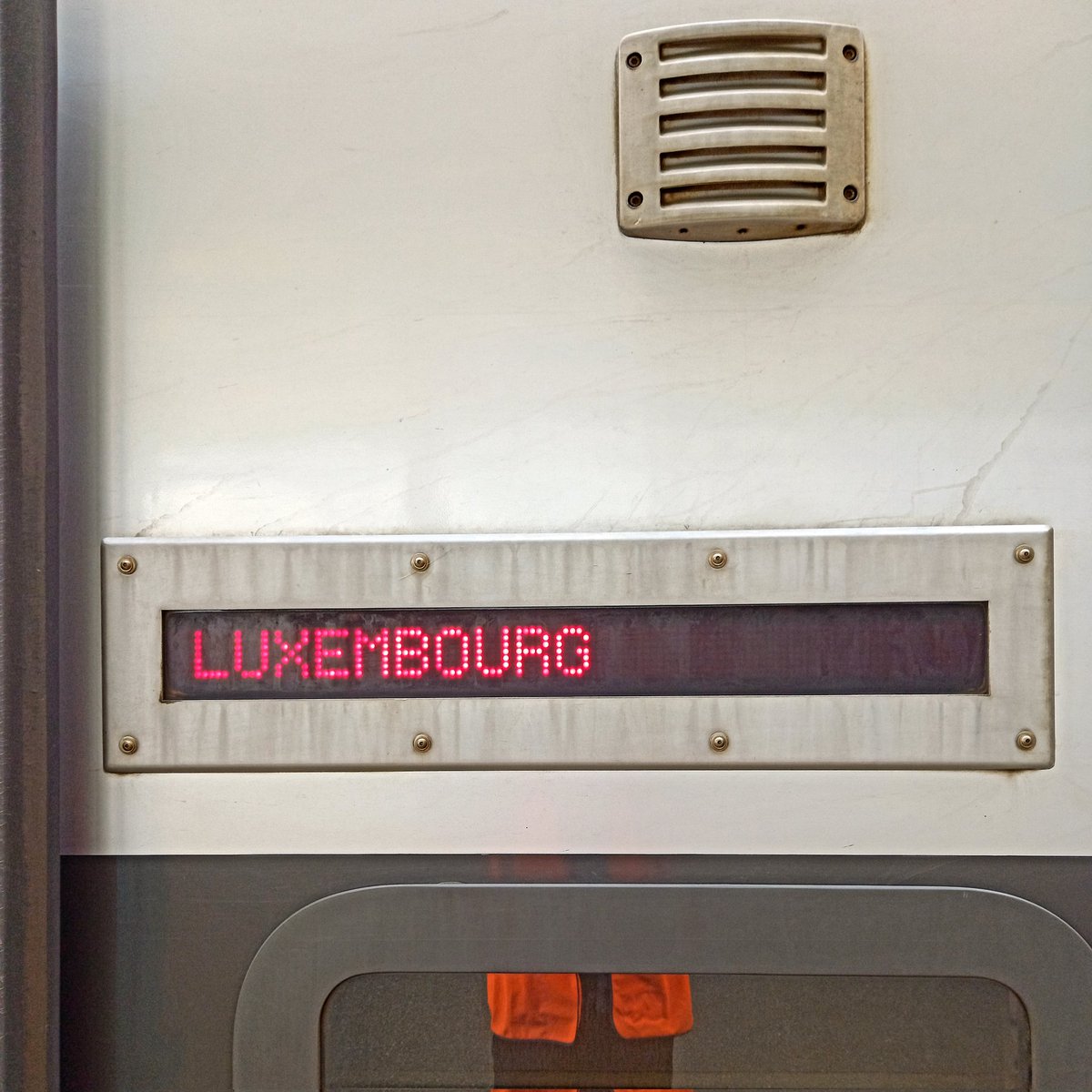 gregmulls's tweet photo. Hi X. Je travaille seul cette après-midi sur les
#TER88808 Thionville-LUX 15h36
#TER88747 LUX-METZ 16h16
En TER2N ng (3 caisses)
Puis
#TER837684 MZ-THL 17h46
#TER833346 THL-Longwy 18h41
En Z2 (2 caisses) https://t.co/8gXqLvpfdV