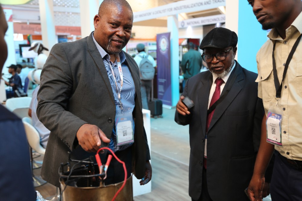 Chinhoyi University of Technology (CUT) VC, Prof. D.J. Simbi paid a courtesy visit to the NUST stand at ZITF this morning where he engaged students on their innovations &designs. NUST students are exhibiting their projects at #zitf24 in Hall 3. #Thinkinotherterms #Choosenust