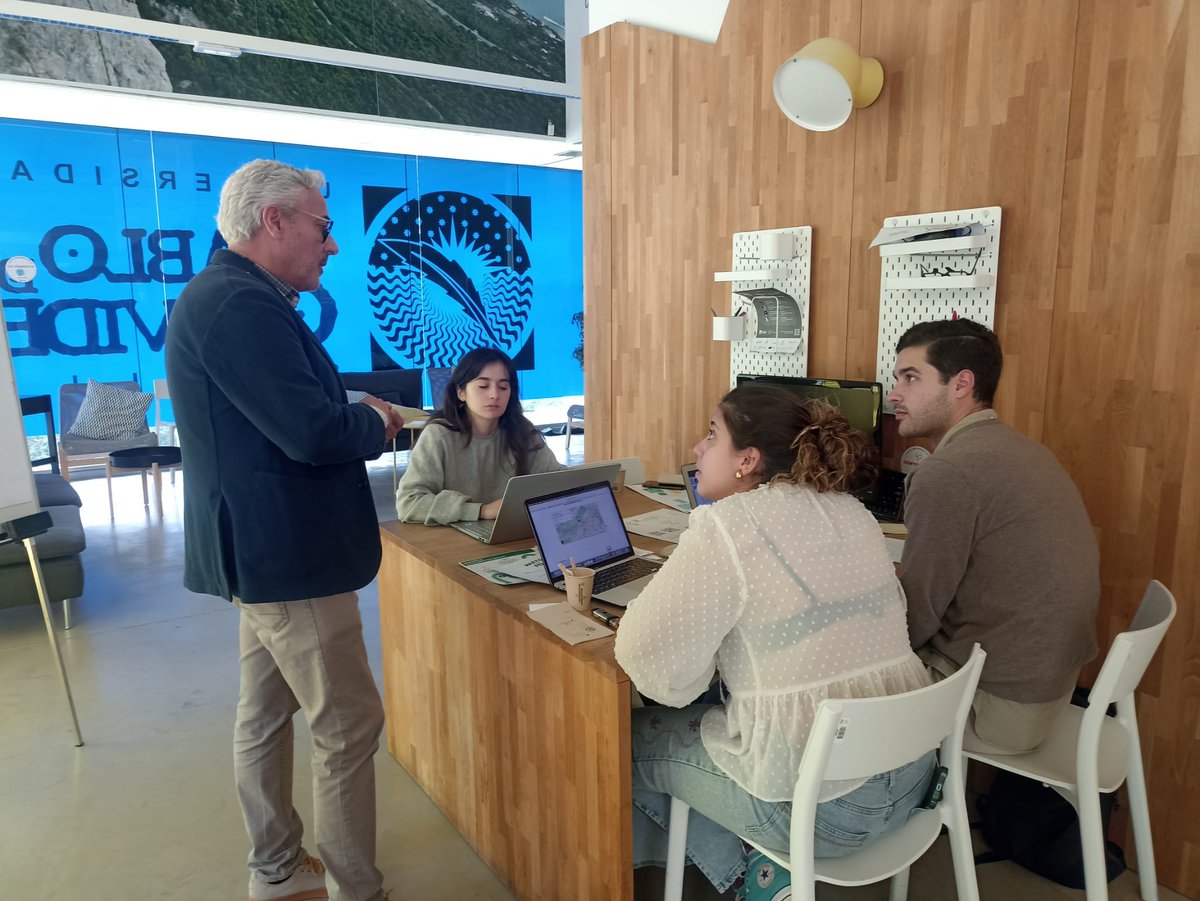 💻🔝Hasta las 18.00h estaremos en el #HackathonUPOEmptende <a href="/pablodeolavide/">Pablo de Olavide</a> resolviendo un reto vinculado a los ODS.
💰Entrega de premios en edificio 45 #cadeupo por gentileza de cátedra 
@FundacionSFC