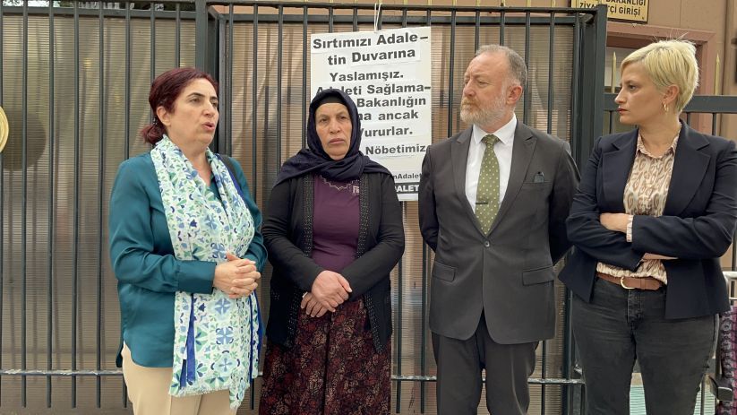 Emine Şenyaşar’ın Adalet Bakanlığı önünde başlattığı nöbeti bugün DEM Parti ziyaret ederek, ‘Bu Adalet Nöbeti, hepimizin nöbeti. Adalet Bakanlığı bu ülkede ne varsa sırtını dönmüş bir bakanlık’ dedi yeniyasamgazetesi5.com/senyasarin-nob…