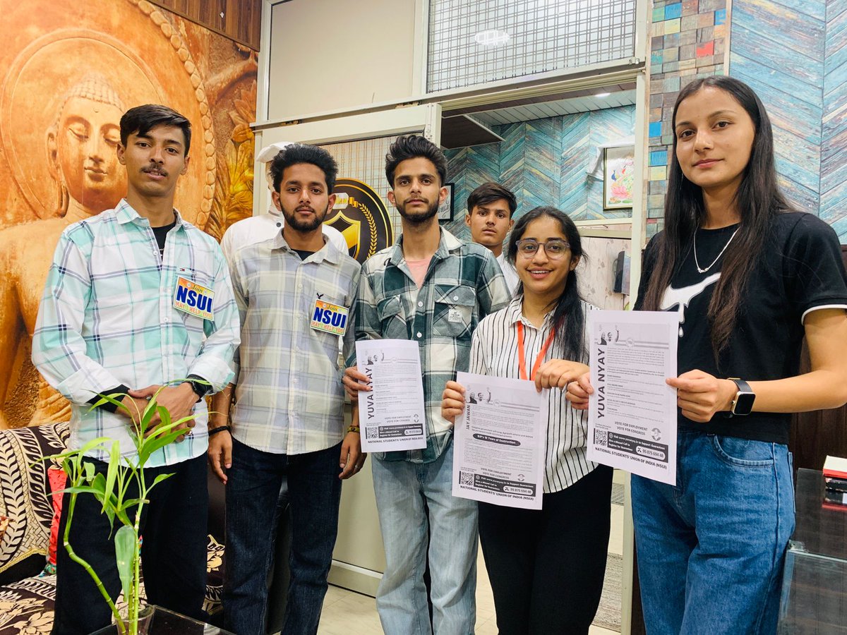 NSUIHimachal's tweet photo. आज धर्मशाला जिले में धर्मशाला महाविद्यालय अध्यक्ष अभिषेक व अन्य साथियों द्बारा शिक्षित संस्थानों में जाकर छात्र छात्राओं को युवा न्याय पत्र के बारे में जानकारी दी गई व युवाओं को पैंपलेट्स वितरित किए। https://t.co/RXqaVaAwMX