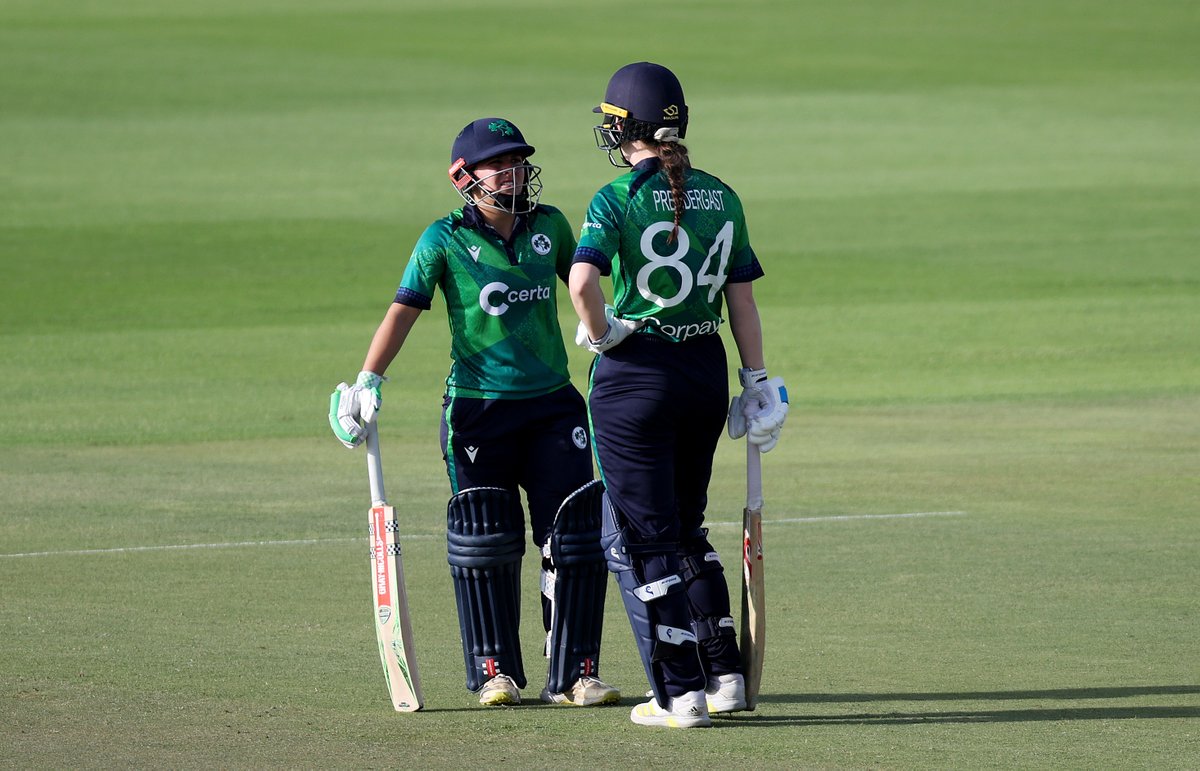 3️⃣1️⃣ from 4️⃣8️⃣ We've lost a couple of quick wickets but still on track for victory. ▪️ Ireland 75-4 (12 overs) ▪️ UAE 105-9 (20 overs) SCORECARD: bit.ly/3w80Cg9 WATCH: icc.tv #IREvUAE #BackingGreen ☘️🏏