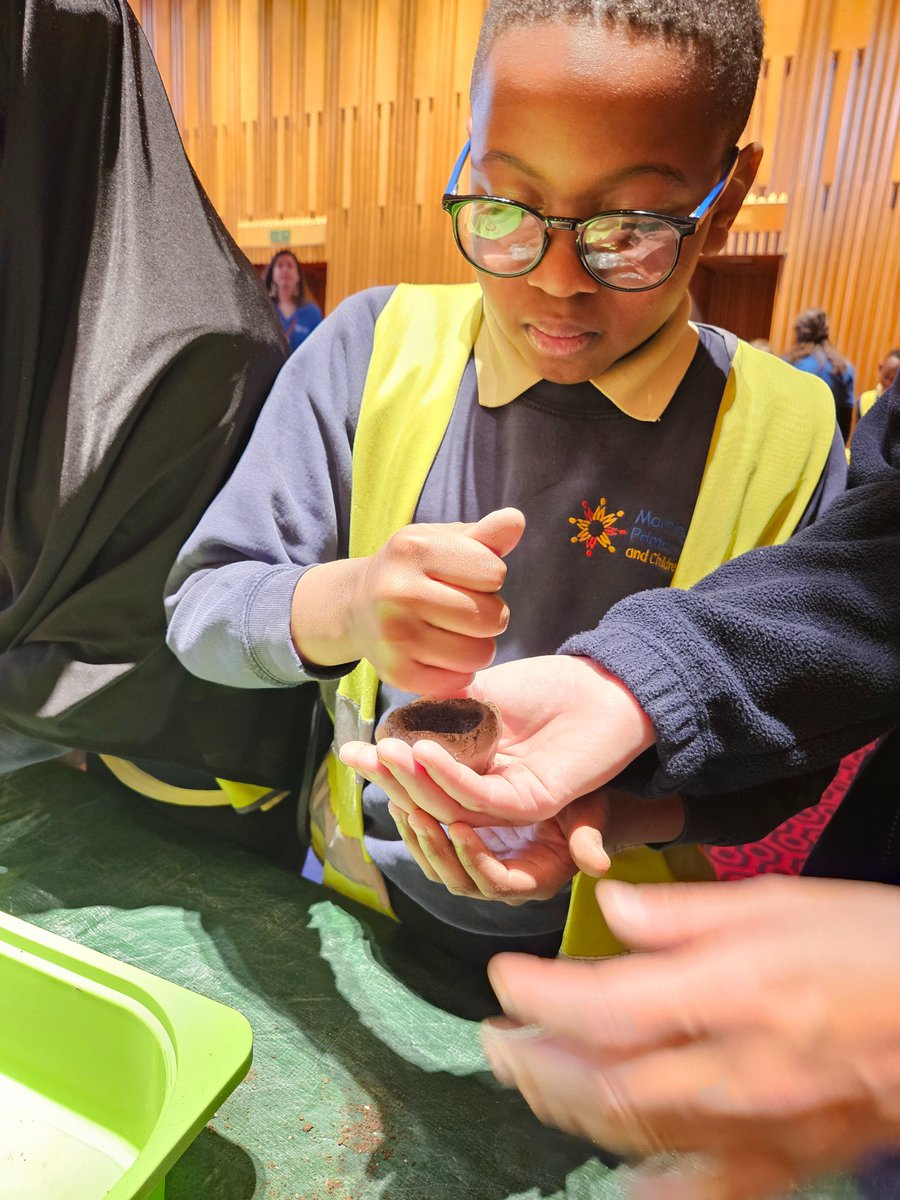 #year5 were celebrating their #wildcity2024 entry yesterday at @Salters_Inst with <a href="/ForestGardenELL/">Edible_Landscapes_London</a>. They discussed everything they have learnt over the past few months and excitedly reviewed their winning design #science #primaryeducation #education #ks2