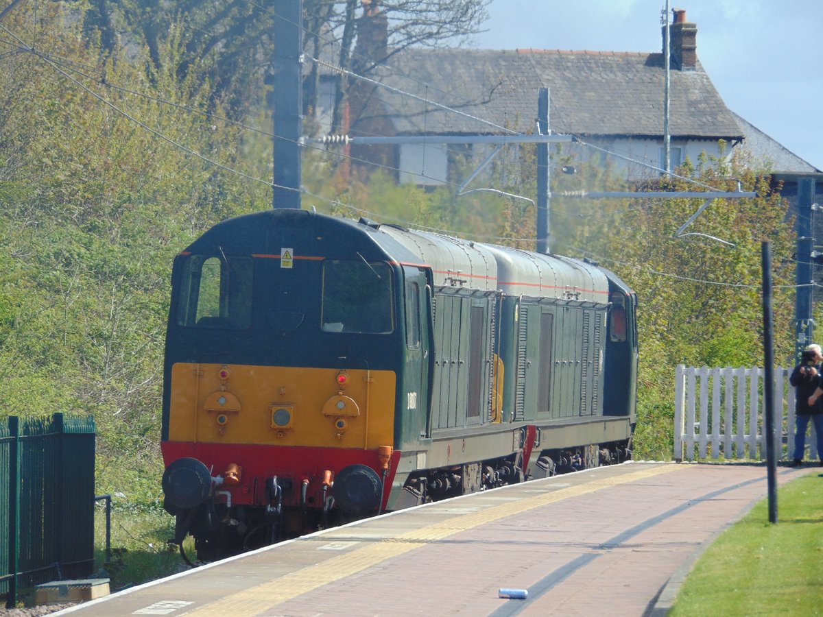 Tuesday wasn't just a day for trams, it was also a day for some class 20s courtesy of @LocoServicesGrp! This is the first time I've seen some mainline running 20s are wow do they sound amazing powering up!! Here is D8096 and D8107 passing through Poulton-Le-Fylde on 0Z18.