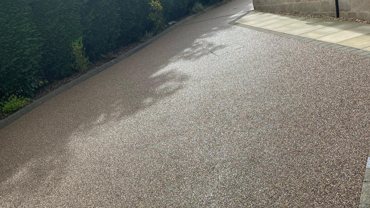 HMSDecorative's tweet photo. Latest project for luxury housing developer, @hurst_homes! Last week we completed a gorgeous #resinbound #drivewayextension, adding beauty, durability, and more parking space to the property. Check out the transformation! https://t.co/qGTbZ7HghM