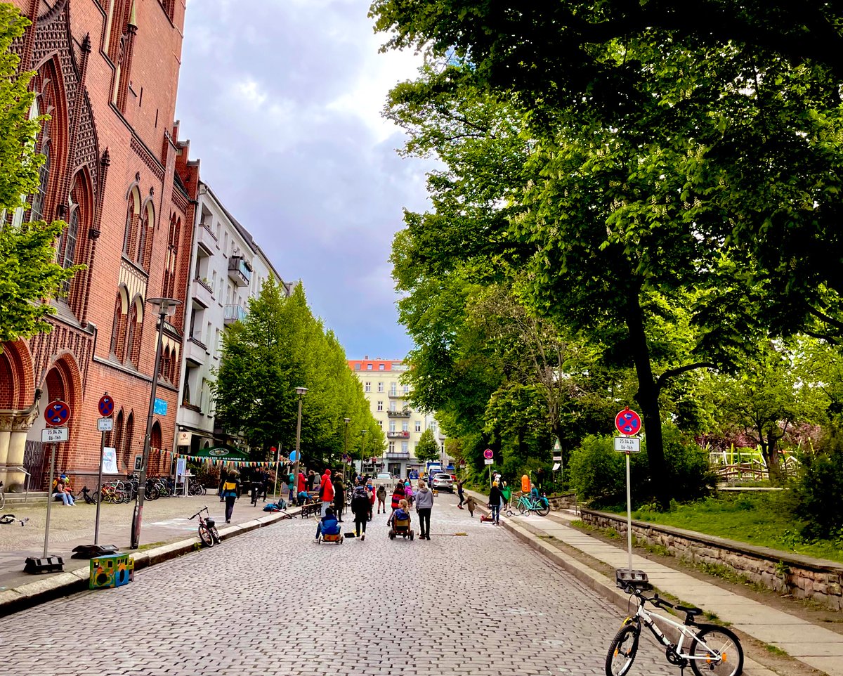 Die Kids wollen sichere Schulwege. Und wieso nicht auch Platz zum Spielen? Vor der evangelischen Schule am Petersburger Platz in Friedrichshain wurde heute schon mal geprobt, wie der öffentliche Raum besser genutzt werden könnte. Macht Platz für die #Verkehrswende ✊