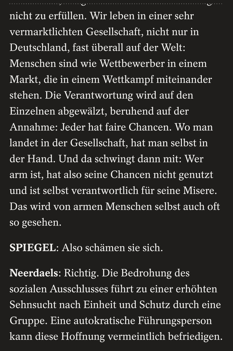 Kapitalismus bedeutet Armut oder Furcht davor. Armut bedeutet gesellschaftlicher Ausschluss. Und dieser führt zum Wunsch nach Gruppenzugehörigkeit und Aufwertung. Und genau das bieten Rechtsextremisten und Faschisten. Es ist so einfach: Kapitalismus führt in den Faschismus.