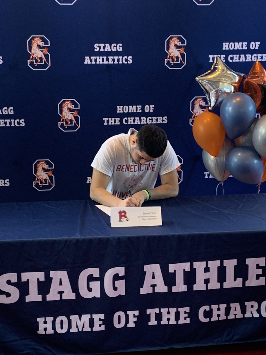 Congratulations to David Ortiz and Connor Williams on their decisions to continue their basketball careers in college!

David will be attending Benedictine and Connor is headed to Illinois Wesleyan