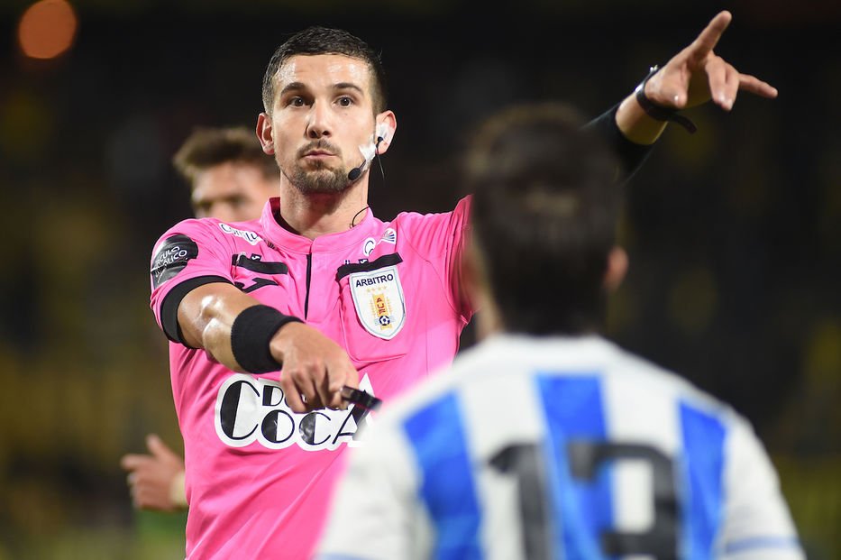 El misterioso caso de Bruno Sacarelo, que el Domingo 14 de Abril dirigió Peñarol vs Danubio y este finde dirige Rentistas vs Cooper en la B 👀