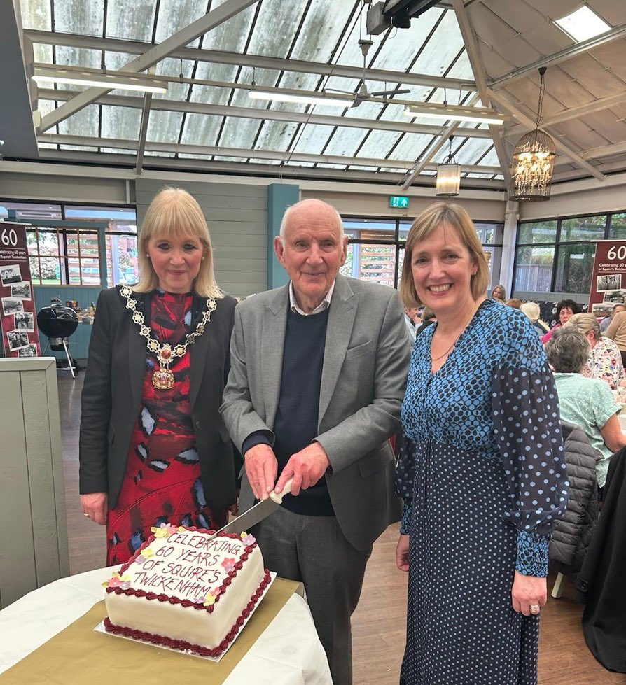 Deputy Mayor & consort Cllr Phil Giesler, were delighted to join Colin & Sarah Squire, with the local community to celebrate Squires 60th anniversary in Twickenham. Inspiring to hear the history of this flowerishing family business & supporters Anstee Bridge charity too. Thanks