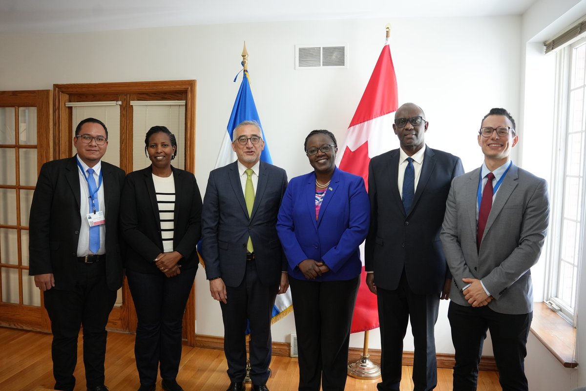 During the #INC4 negotiations to develop a Global Plastics Treaty, Min. @MujaJeanne, HC @higiro_prosper & DG @REMA_Rwanda met with El Salvador's Ambassador to Canada & a delegation from El Salvador to share Rwanda's journey of addressing plastic pollution. #BeatPlasticPollution